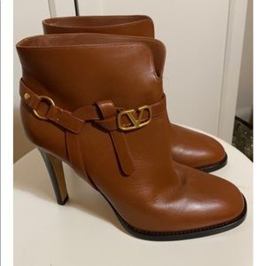 COPY - VALENTINO GARAVANI
V-LOGO LEATHER ANKLE BO…